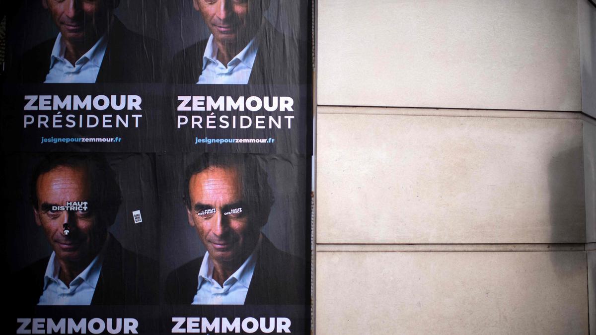 Pósters de Eric Zemmour en  una calle de París.