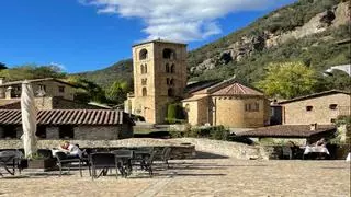 El pueblo medieval de Cataluña con tres piscinas naturales perfecto para disfrutar en familia o pareja