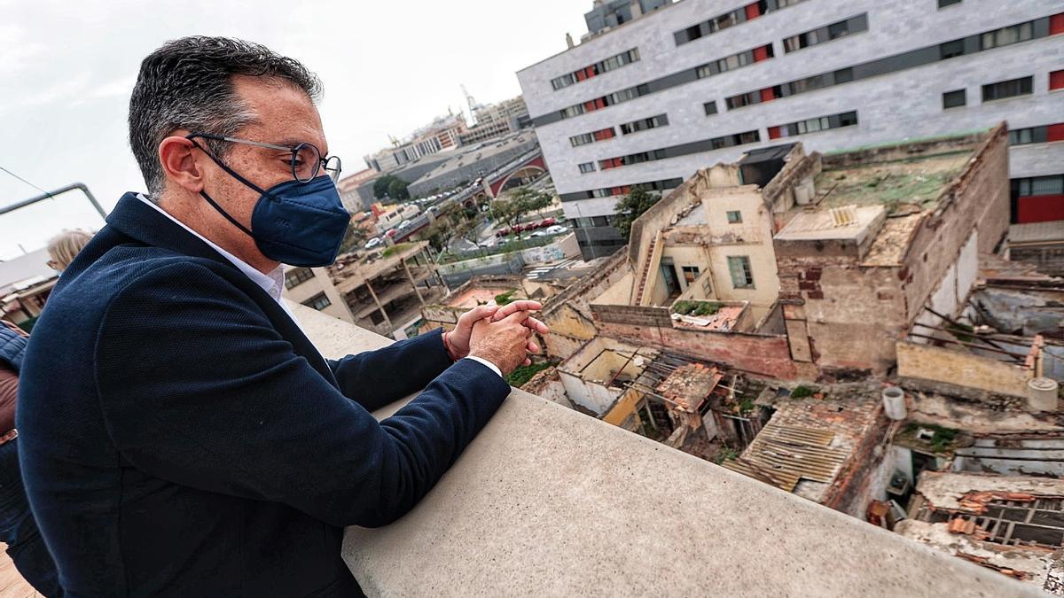 El concejal de Urbanismo, Carlos Tarife, observa la parcela donde se encuentra la Casa Clavijo.