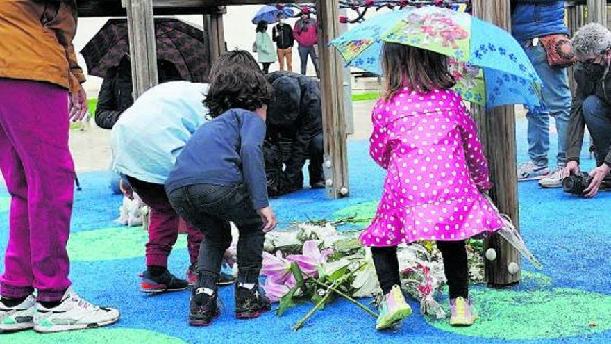 Unos niños colocan flores en el altar levantado en el parque donde desapareció el menor. |  // EUROPA PRESS