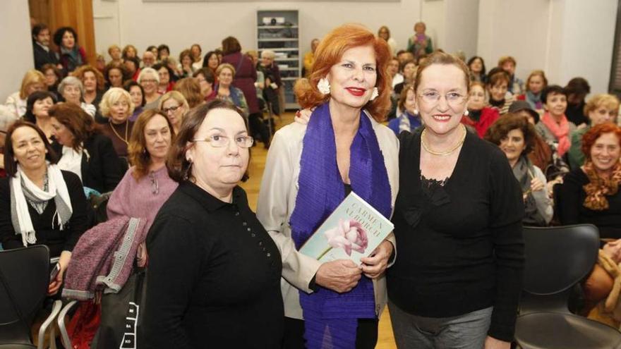 Carmen Alborch, entre Begoña Piñero y Amelia Valcárcel, ayer, en el Antiguo Instituto.