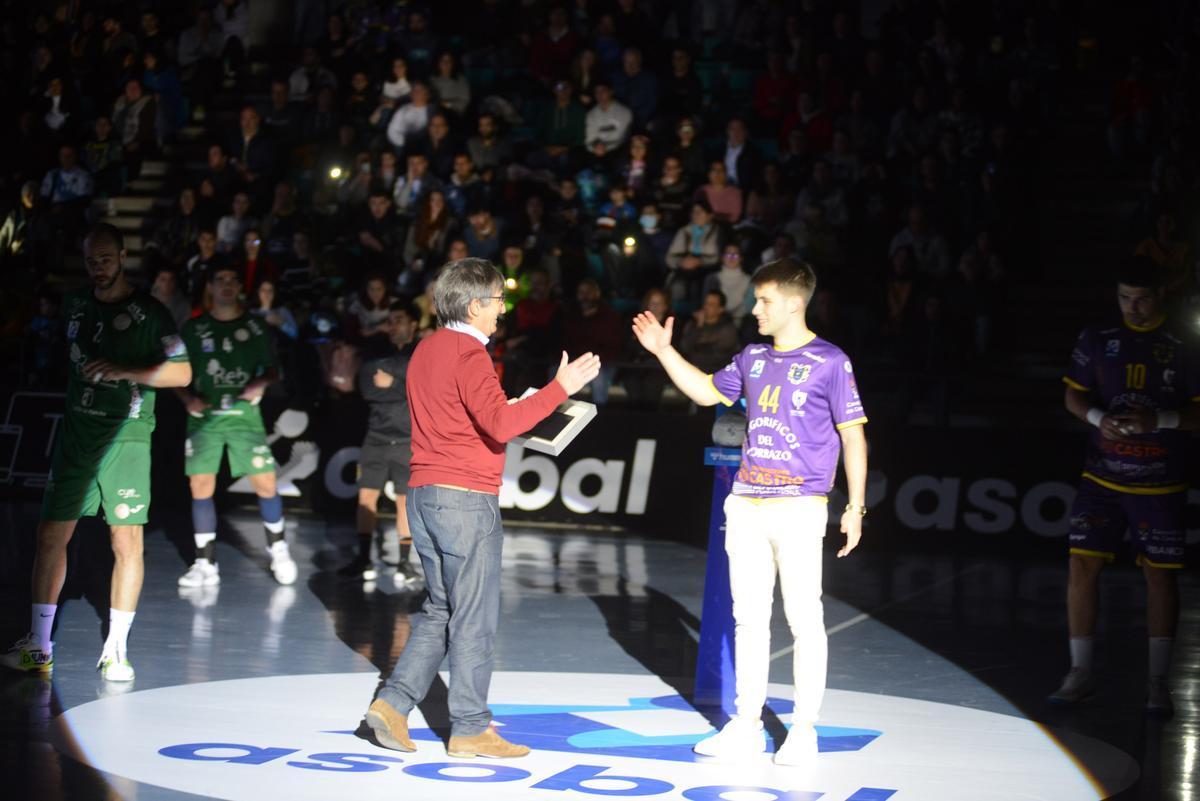 Dani Fernández acudió a Cangas a recoger el premio como mejor extremo izquierdo de la temporada pasada con la camiseta de Santi López.