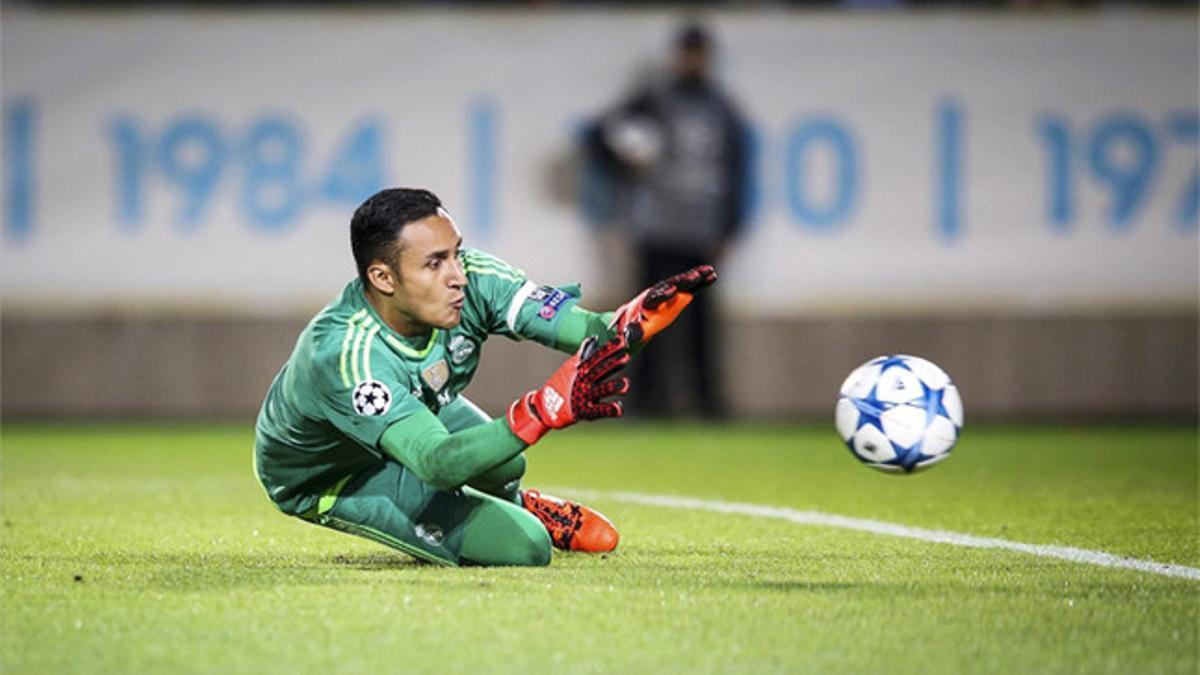 Keylor Navas detiene un balón en el enfrentamiento de Champions entre Malmo y Real Madrid