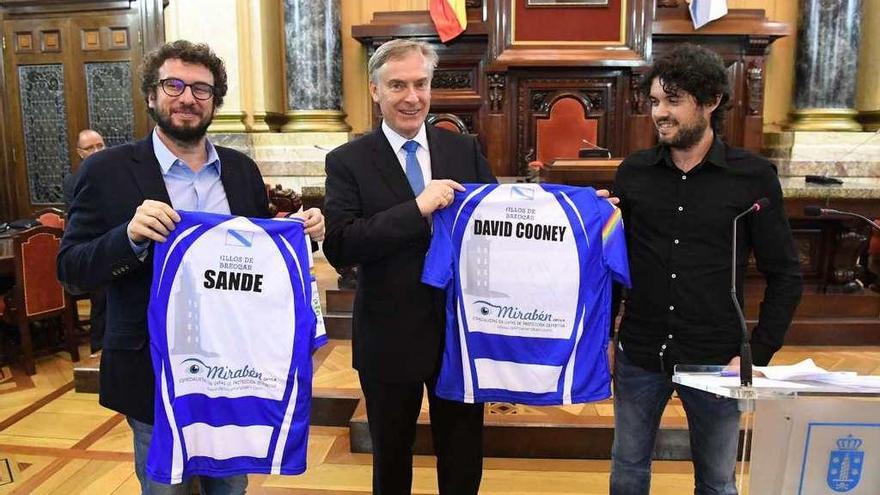 José Manuel Sande y David Cooney posan con &#039;sus&#039; camisetas, regaladas por Martín Fernández.