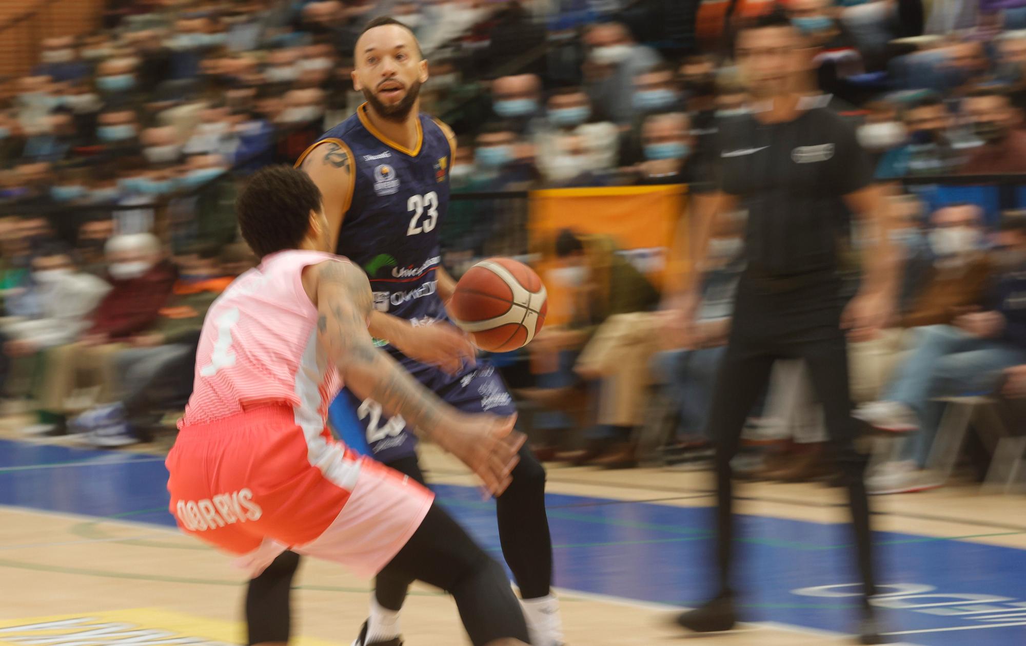 En imágenes: así fue el partido entre el Oviedo Baloncesto y el Estudiantes