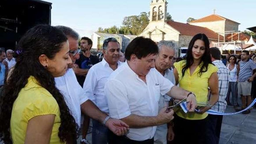 El alcalde y diputado, Arturo Grandal, corta la cinta, ayer. // A.H.