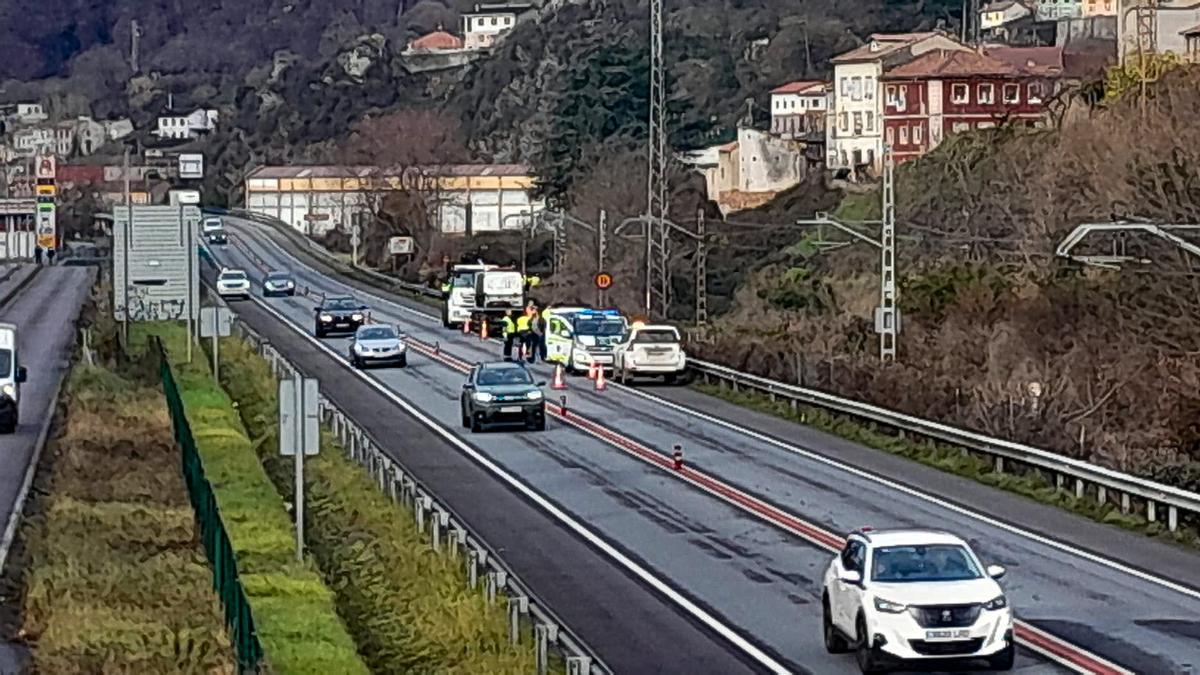 El accidente, en la recta del centro comercial de El Entrego.