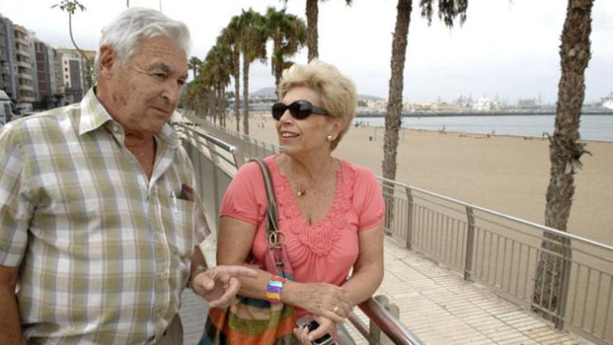 El ingeniero José Suárez Mejías y la profesora de canto y vicepresidenta de la asociación de vecinos Defensa de Ciudad Jardín, Isabel Torón, en Las Alcaravaneras. | andrés cruz