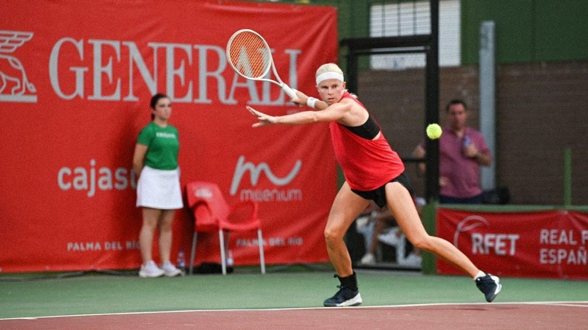 Eva Vedder golpea una bola en su partido de semifinales.