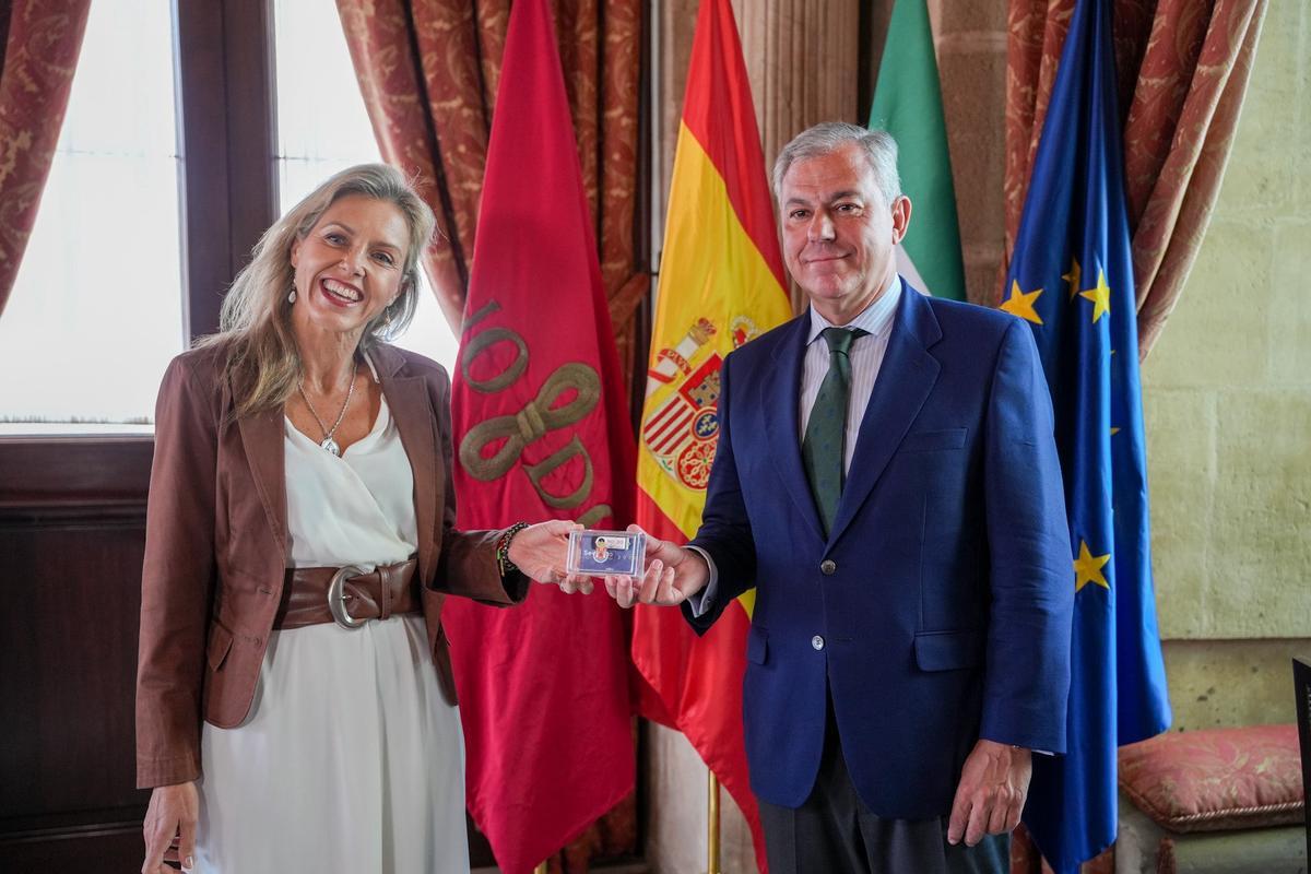 Rocío Peláez, portavoz municipal de Vox, y el alcalde de Sevilla, José Luis Sanz, en la entrega del proyecto de Presupuestos 2026.