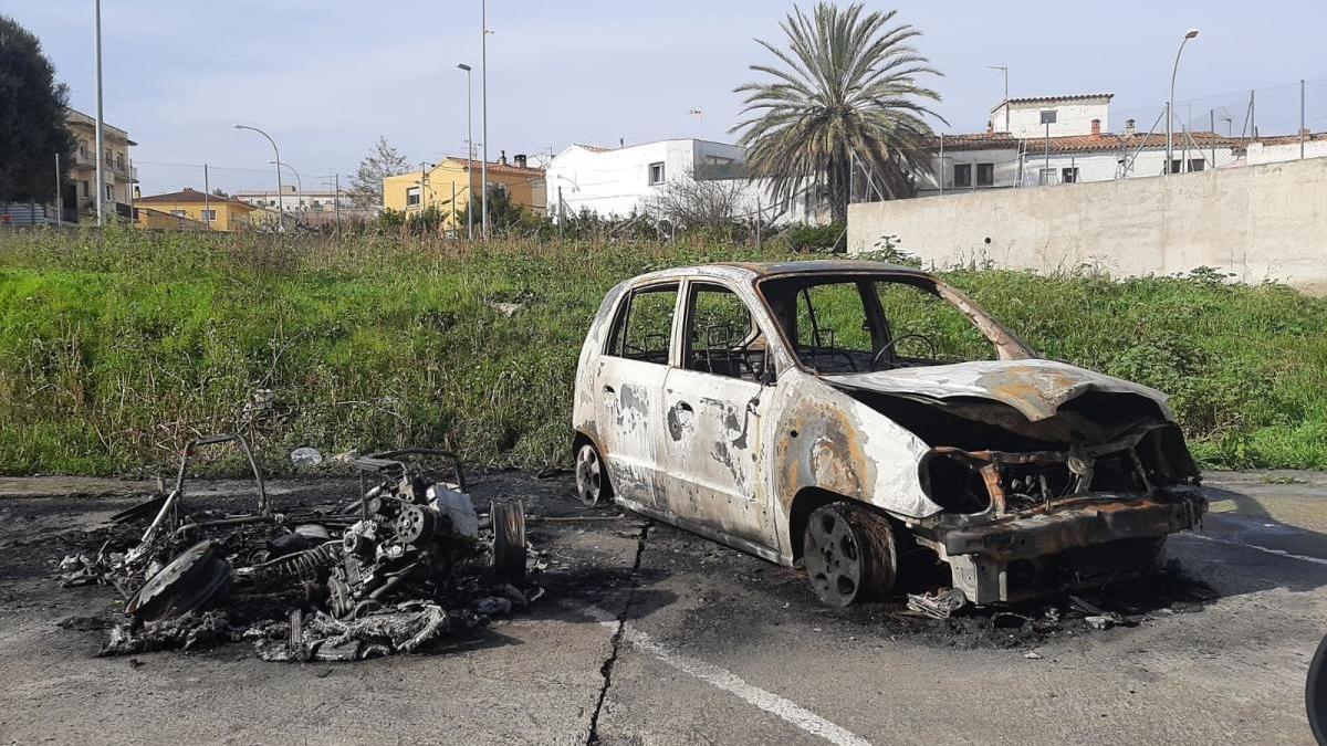 Estat dels dos vehicles cremats a Figueres.
