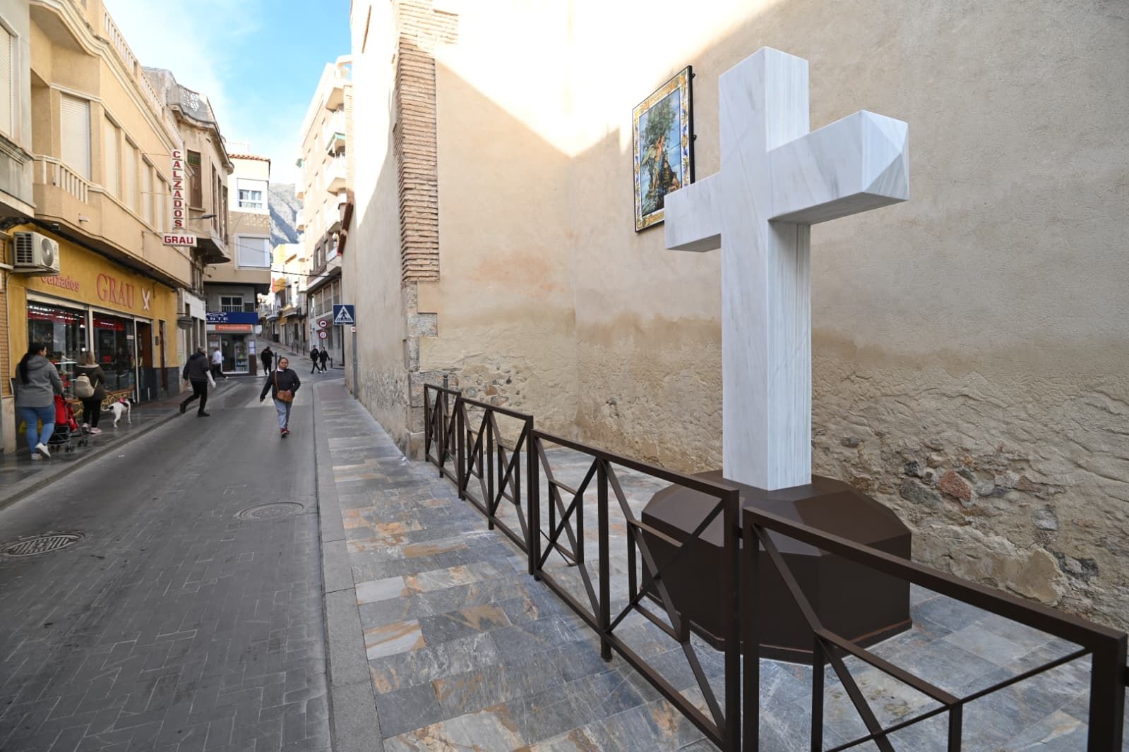 Así ha regresado el munumento de la Cruz de Callosa de Segura en un suelo privado junto a la ermita de Nuestra Señora del Rosario