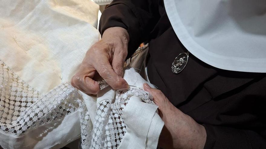 Las clarisas de La Laguna confeccionan los ornamentos textiles para la visita del Papa a Canarias