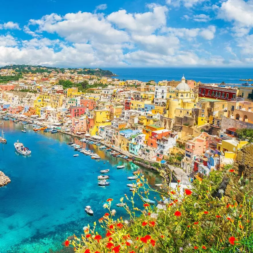 Procida, un puerto de casas pastel sobre el mar Mediterráneo