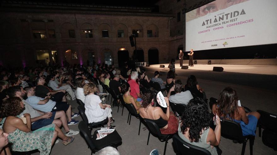 Marina Abramovic presenta su película ante más de 500 espectadores. manu mielniezuk