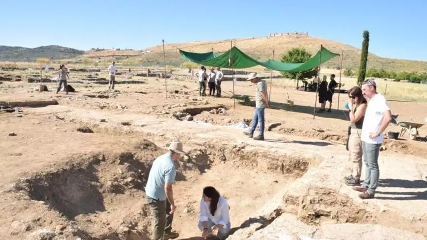 El yacimiento de Regina descubre el pórtico de sus termas, esculturas y más de diez tipos de mármol