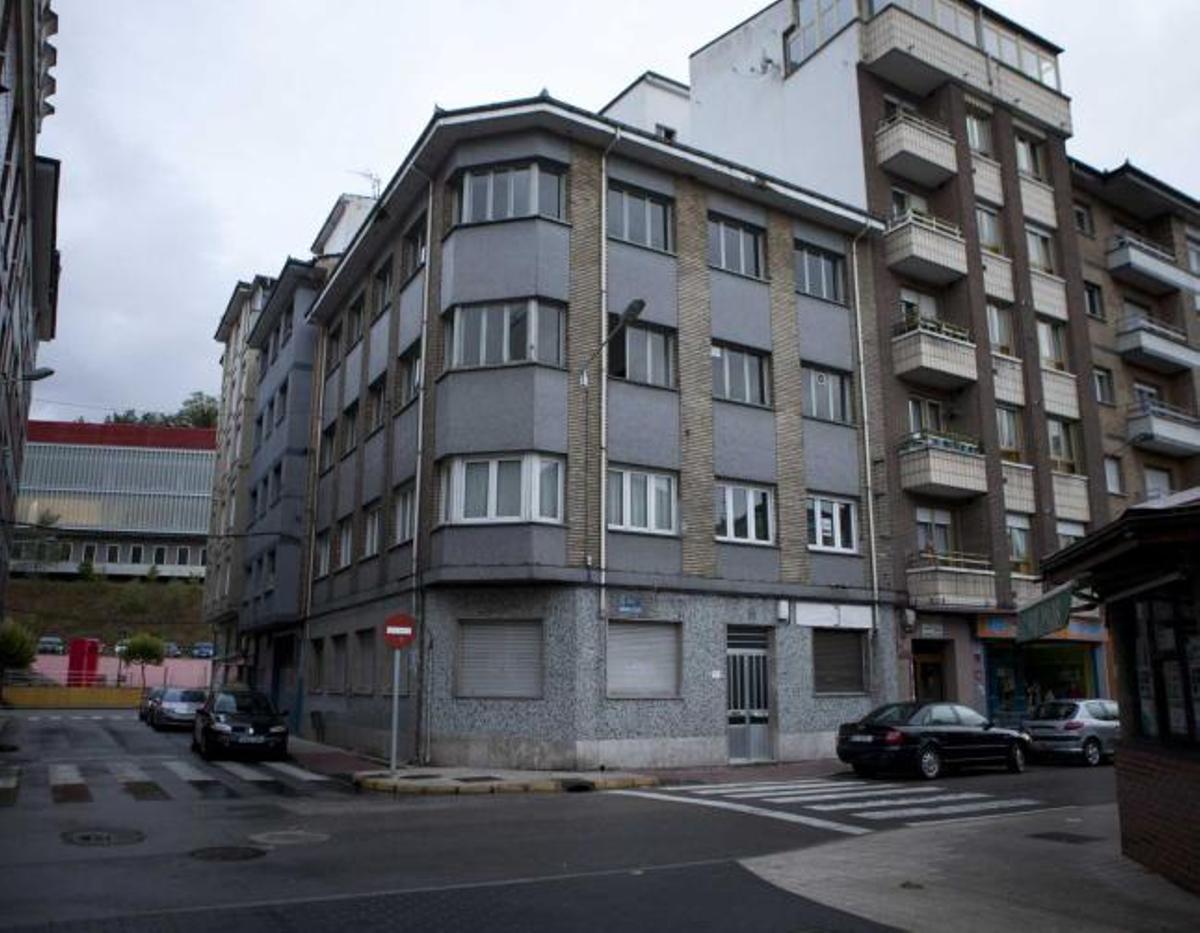 Edificio parroquial que la Iglesia tiene en propiedad en el centro de El Entrego.