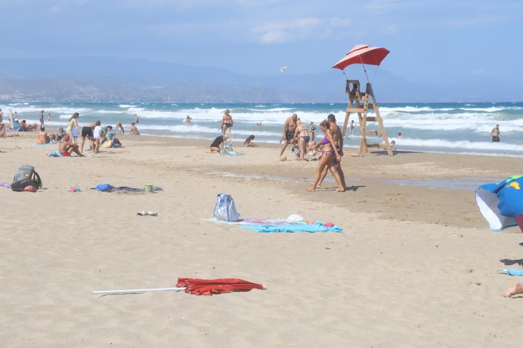 Borrasca Patricia: Un vendaval vacía la playa de San Juan de Alicante