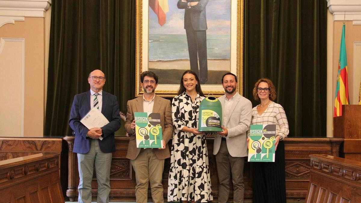La reina de las fiestas de Castelló, Paula Torres, en el acto de este lunes de Ecovidrio y el Ayuntamiento.
