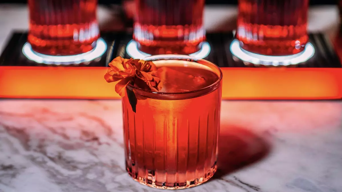 Beber Negroni está de moda: por qué todo el mundo quiere pasar por este trago amargo
