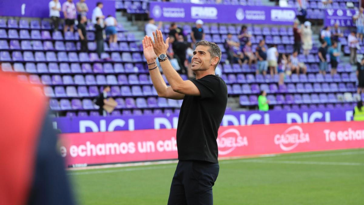 Antonio Hidalgo aplaude a la afición al final del partido contra el Valladolid.