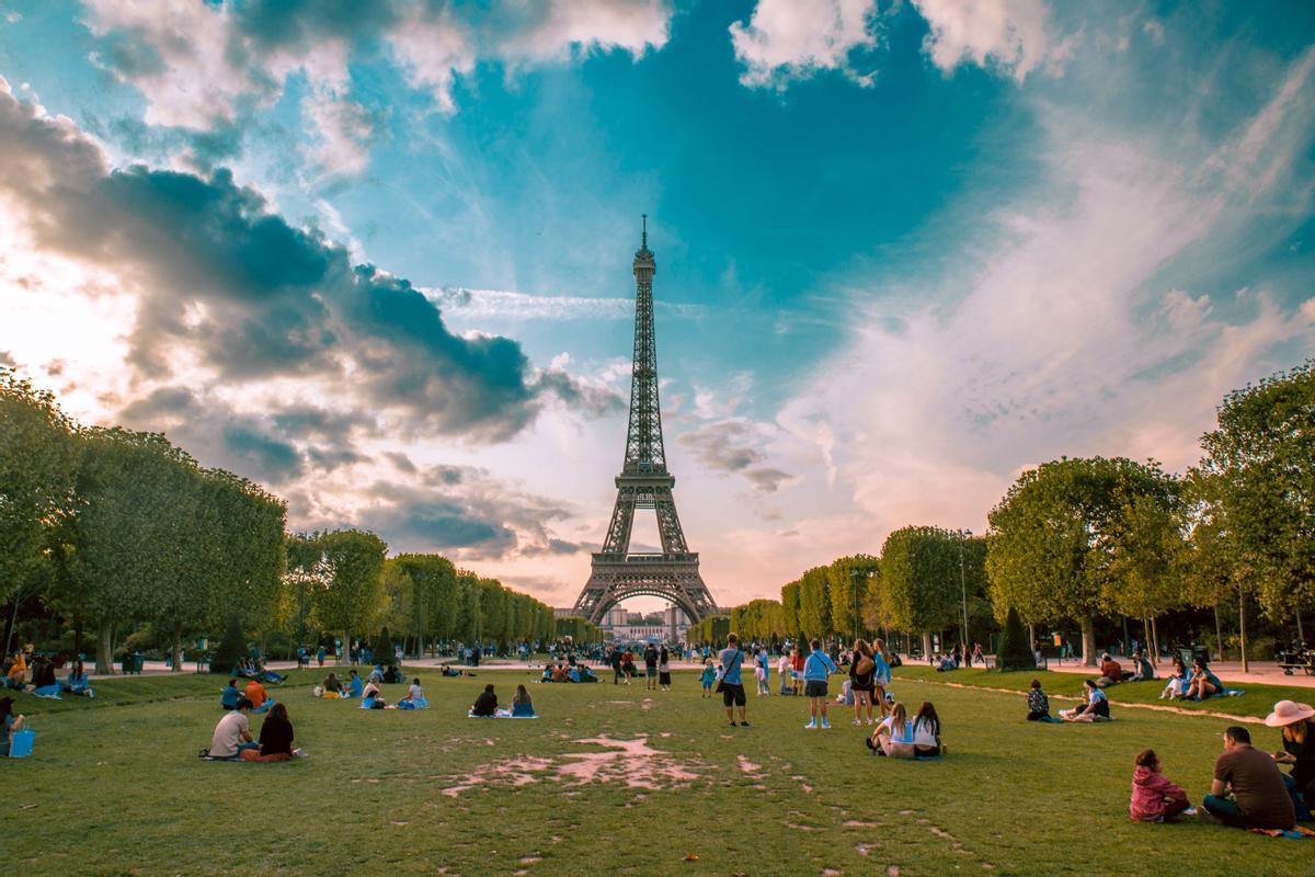 ¿Què li està passant a la torre Eiffel?