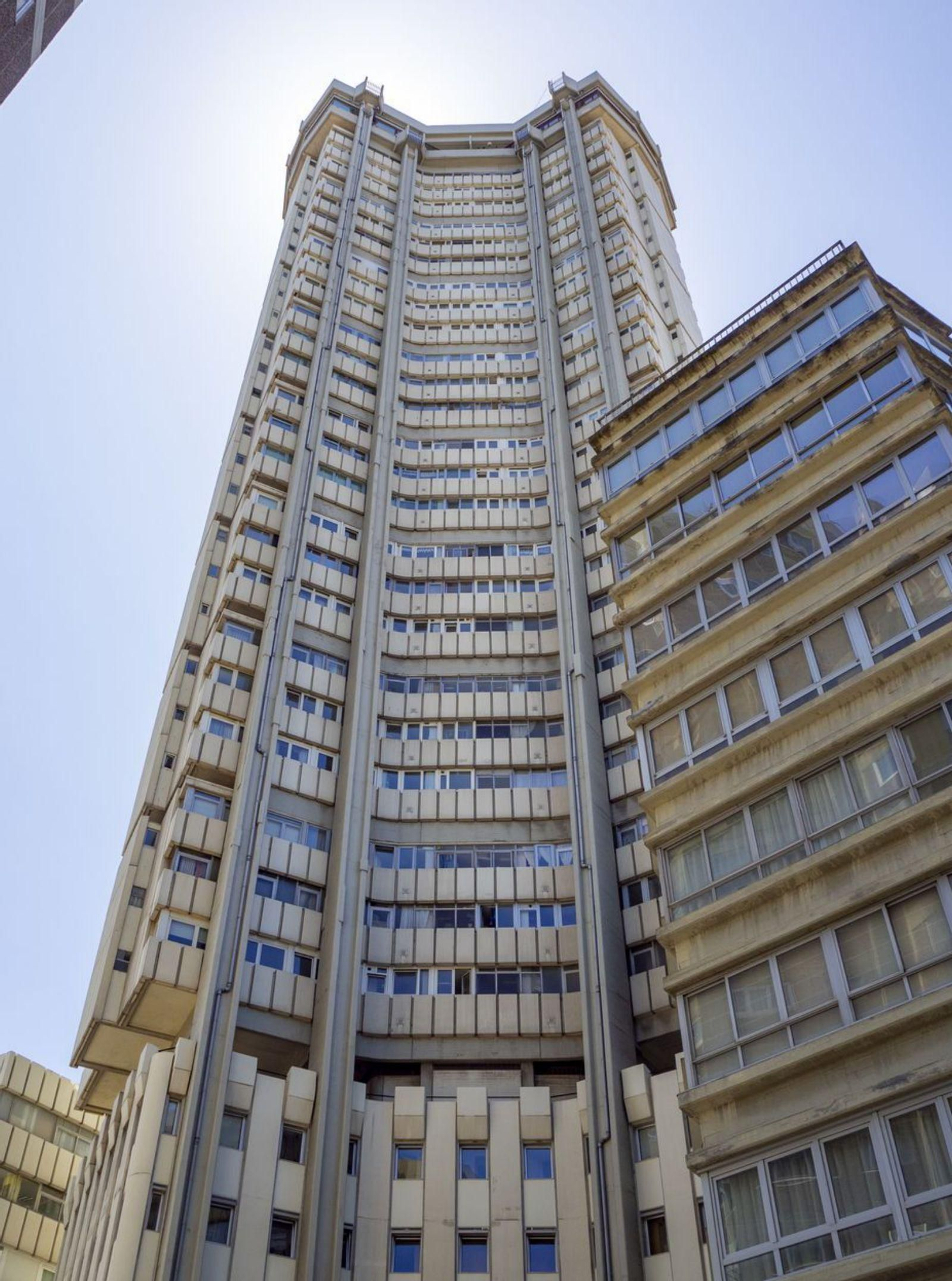 Torre Hercón o Costa Rica. José Antonio Franco Taboada, 1975. Con sus 119 metros es el edificio más alto de Galicia y para Alcántara, «uno de los símbolos del periodo desarrollista en la ciudad».