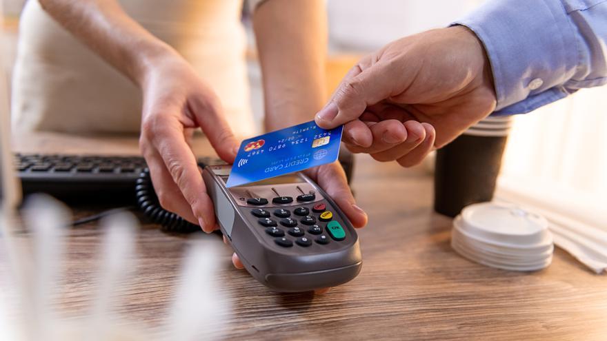 Pagar la compra del súper y otros errores: esto es lo que no debes hacer con tu tarjeta de crédito