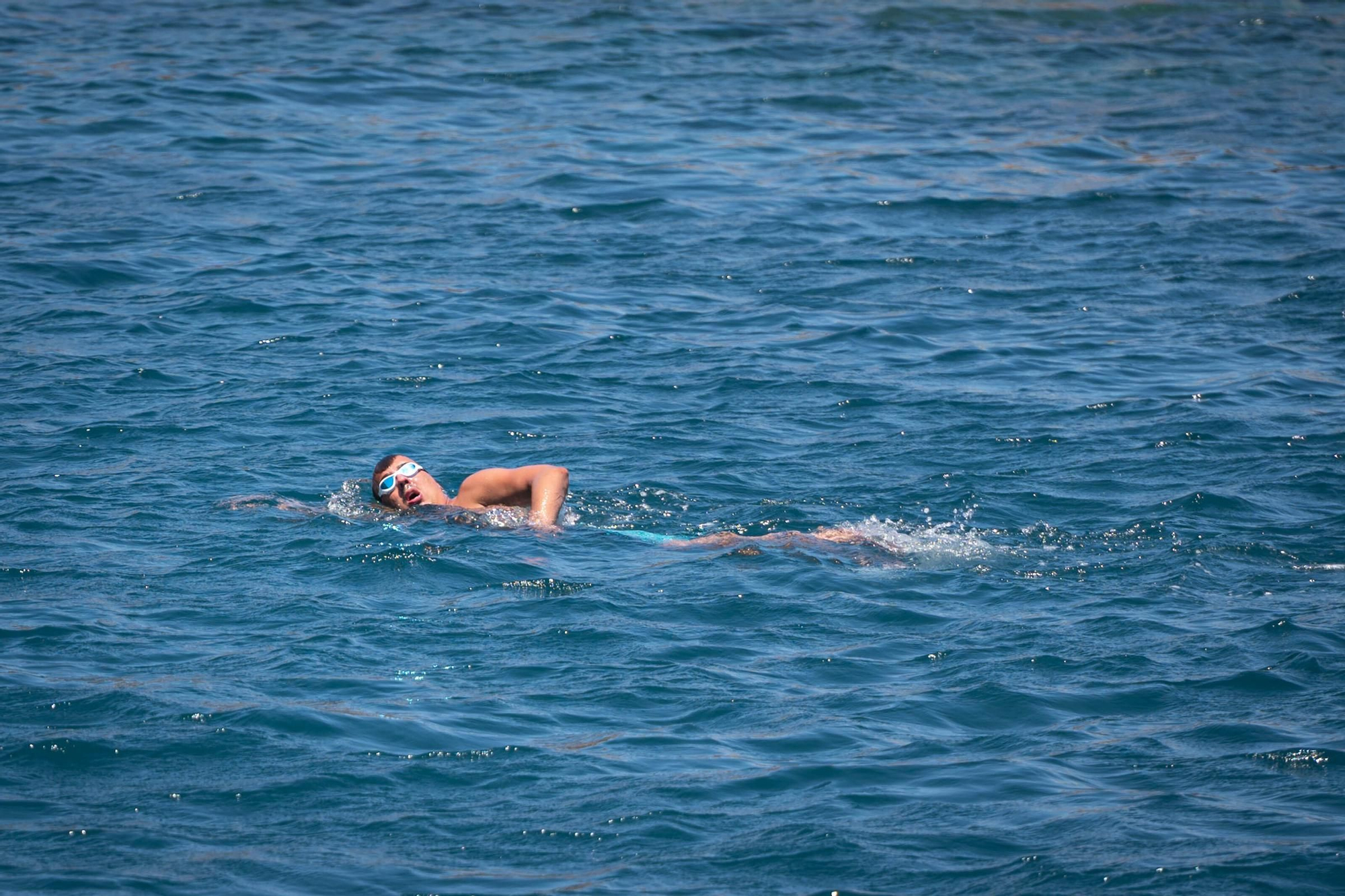 Los tinerfeños disfrutan del buen tiempo en la costa de Santa Cruz