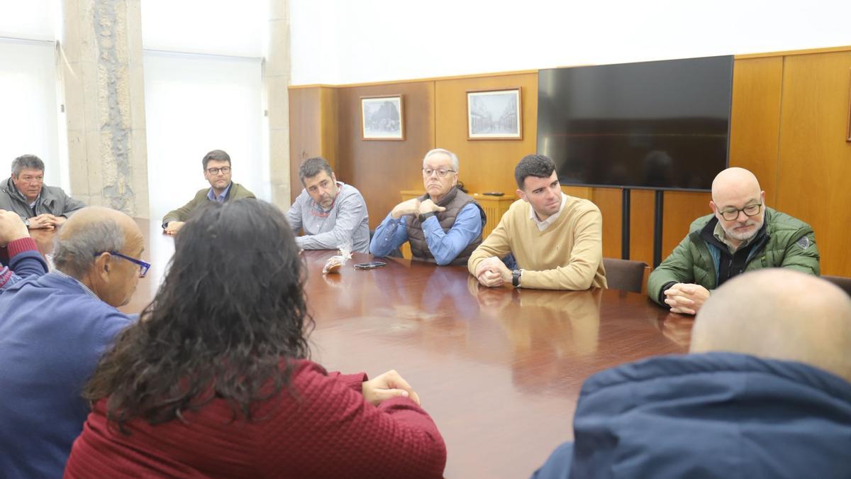 O alcalde e o director xeral cos produtores de mazá e sidra da Estrada.