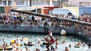 Las peñas del Port vuelven a la organización de las cucañas marítimas