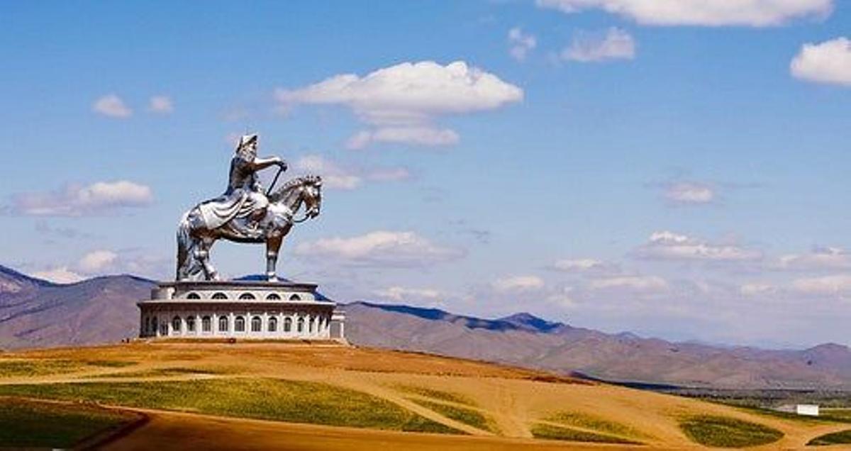 Estatua ecuestre de Gengis Khan en Mongolia