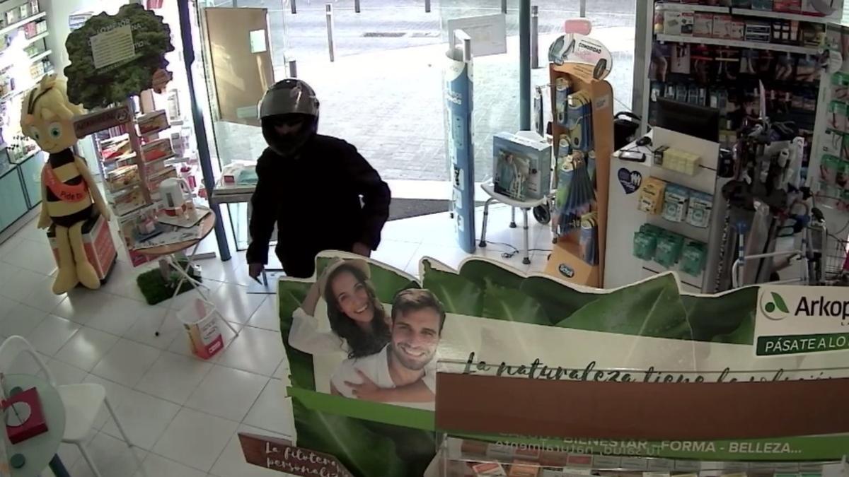 Imagen de uno de los robos en una farmacia de L'Hospitalet