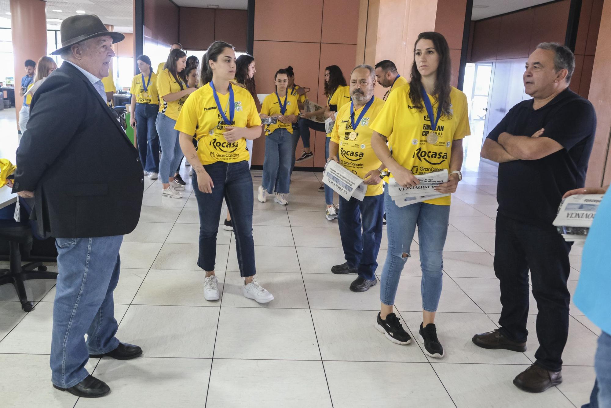 El Rocasa visita LA PROVINCIA con su tercer trofeo de campeón europeo de balonmano femenino