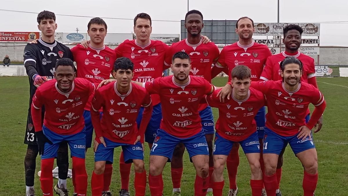 Once inicial del CD Benavente en su choque frente al CD Laguna. | CEDIDA