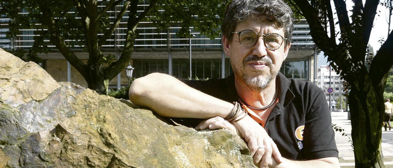 Juan Luis Fernández, en el campus de Llamaquique, en Oviedo.