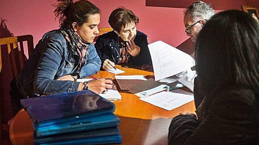 Las diputadas provinciales Sandra Veleda y Leonor González atienden las explicaciones del empresario