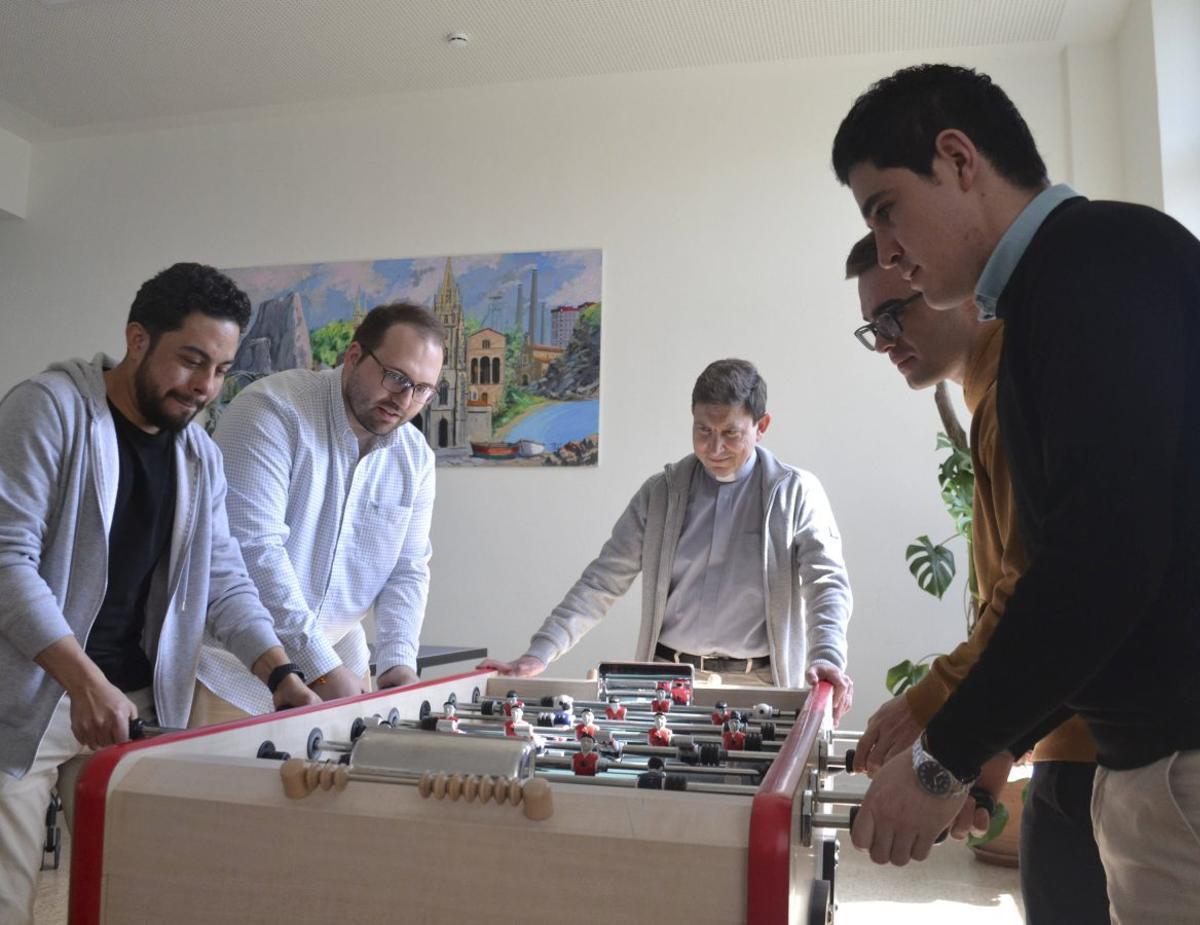Los alumnos del Seminario, en los espacios en los que conviven habitualmente. A la izquierda, jugando al futbolín, y a la derecha, en el aula. | Guillermo García