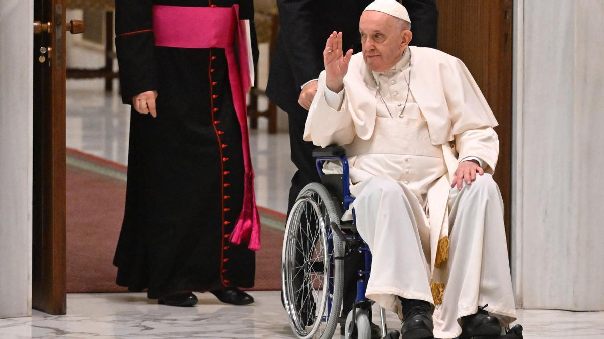 El Papa Francisco llega en silla de ruedas durante la audiencia a los Participantes de la Asamblea Plenaria de la Unión Internacional de Superiores Generales el 5 de mayo de 2022 en el Aula Pablo VI del Vaticano
