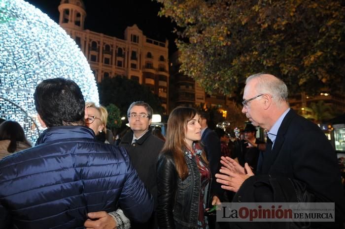 Estrellas y bolas ya brillan en las calles de Murcia