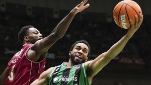 Hunt trata de encestar para el Joventut en el partido de este domingo contra el Lleida. 