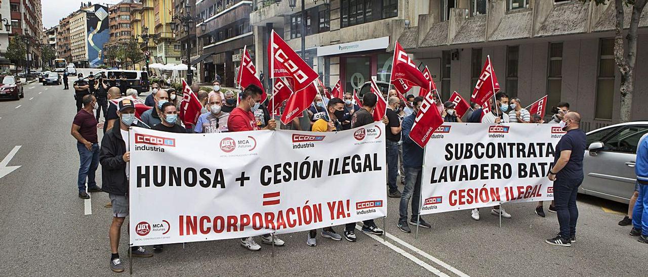 Trabajadores del lavadero del Batán, en una protesta frente a la sede de Hunosa. | Fernando Rodríguez