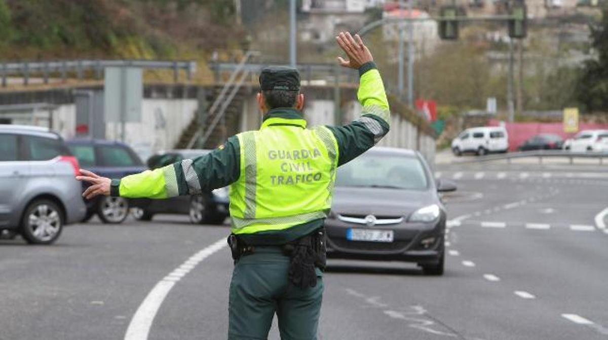 La Guàrdia Civil fent un control de trànsit