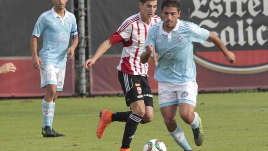 Borja Fernández conduce la pelota frente a un rival durante el partido ante el Logroñés. // José Lores
