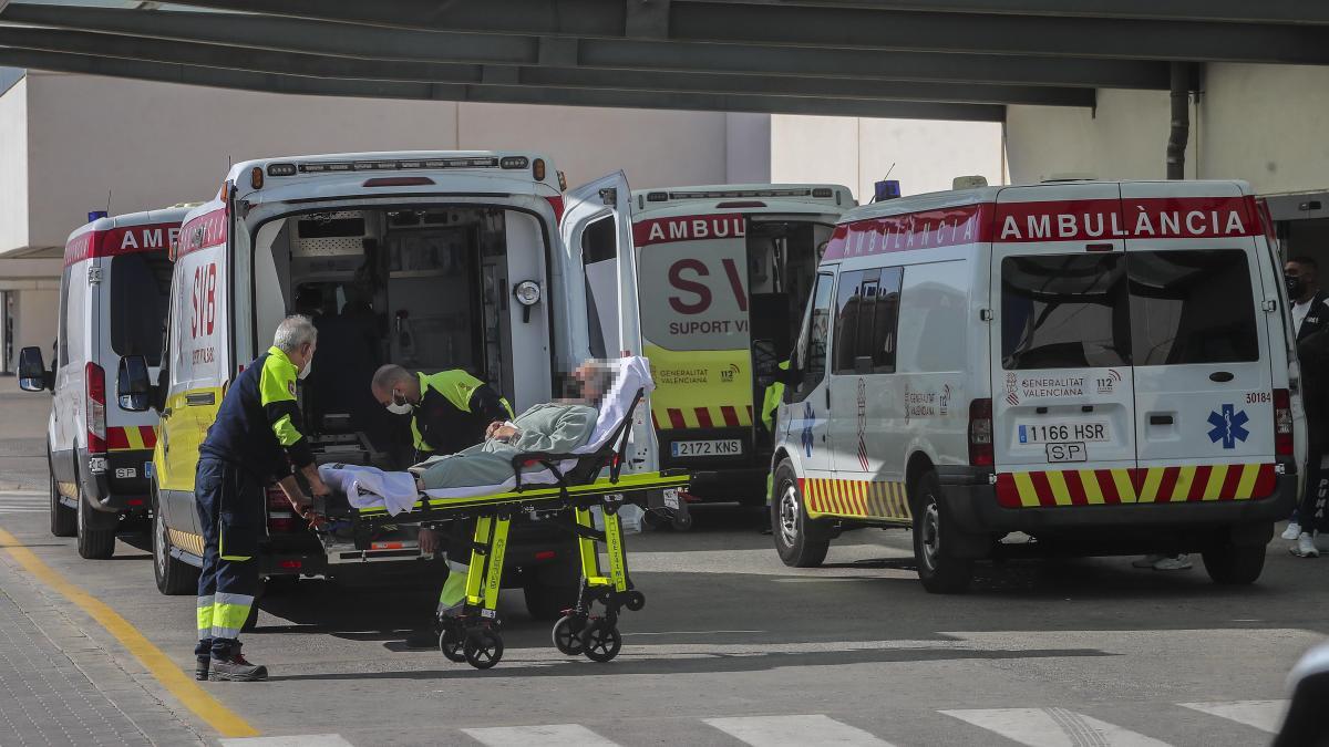 Ambulancias aparcadas en Urgencias del Hospital La Fe.