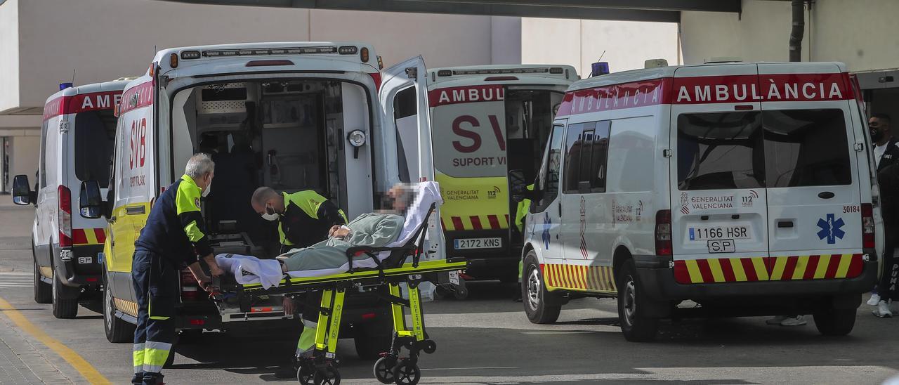 Cuatro ambulancias aparcadas ayer a las puertas de Urgencias del Hospital La Fe.