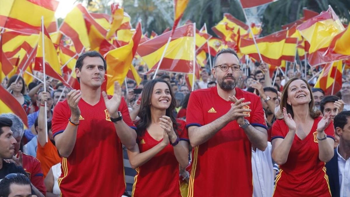 De izquierda a derecha, Albert Rivera, Inés Arrimadas, Juan Carlos Girauta y Carina Mejías, este viernes, frente a la pantalla instalada por Ciudadanos en Arc de Triomf.