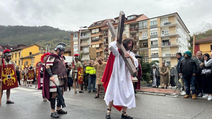 Momentos de la Semana Santa de 2024 en Infiesto.| E. F.