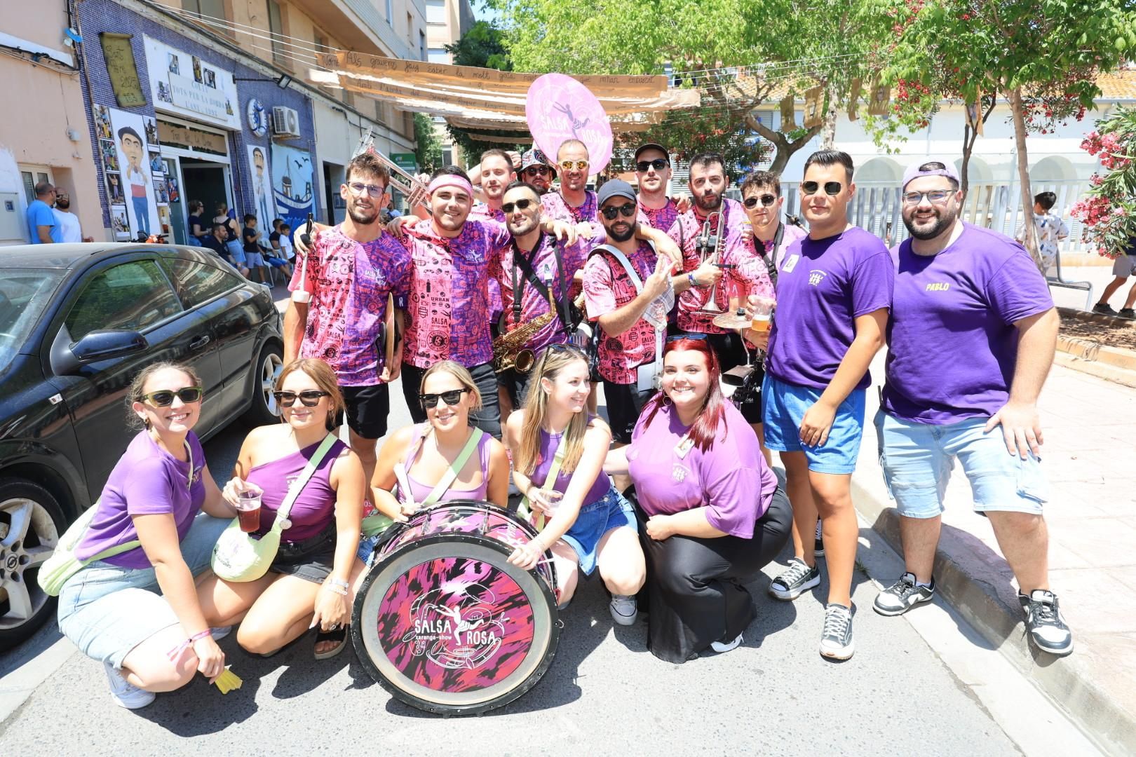 Las collas llenan de color las calles del Grau por Sant Pere