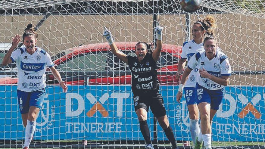 La guardameta tinerfeña Aline se enfada con su defensa en un lance del partido.